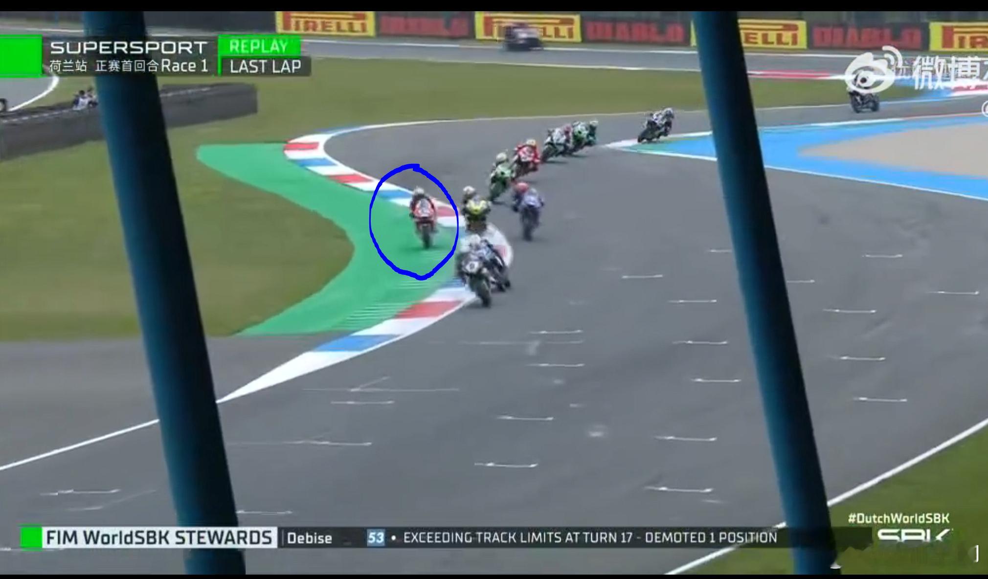 张雪机车被判罚第四名我直接把犯规的一幕截屏出来了（图1），线路违规，有些近道不