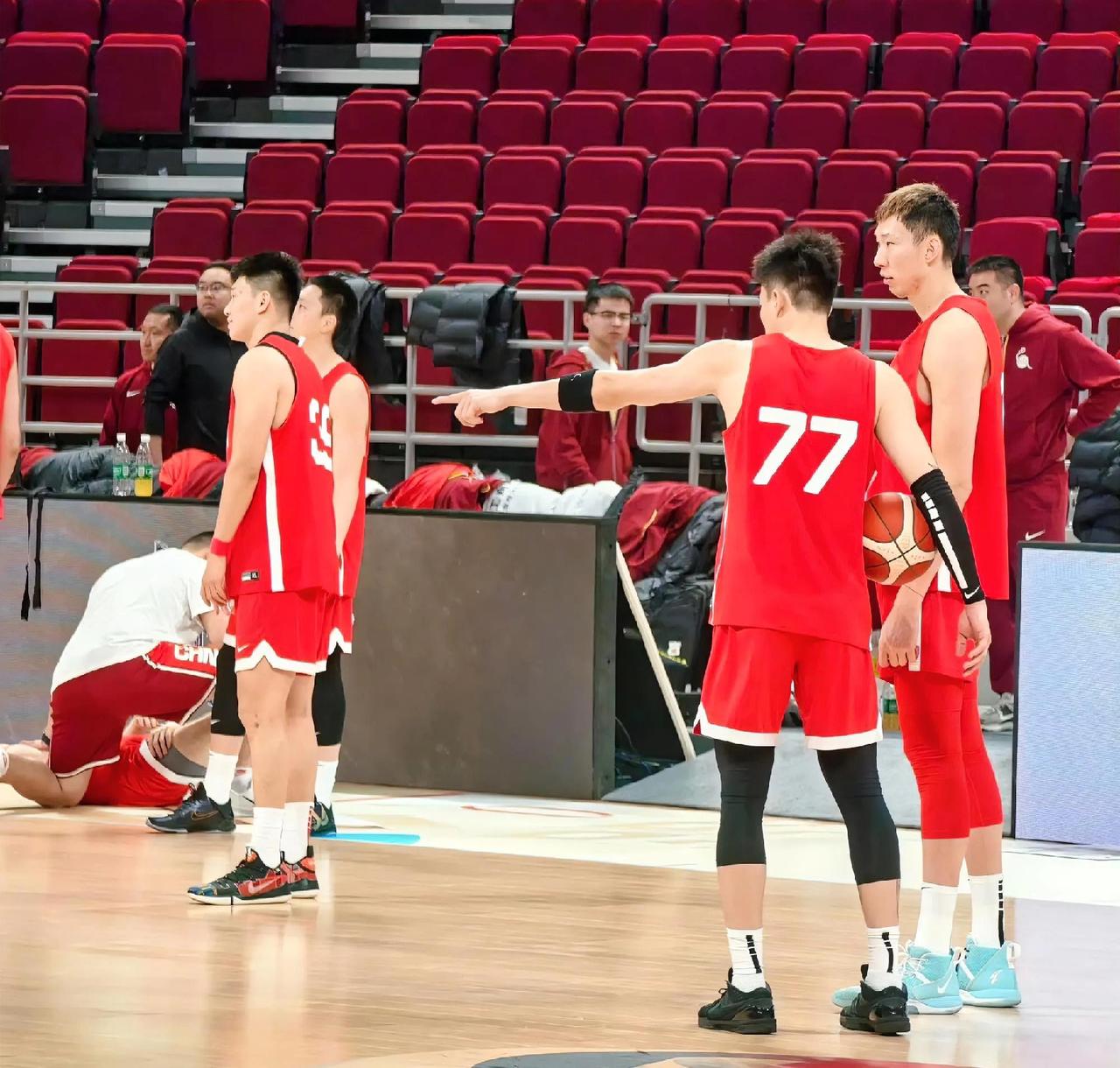 张镇麟入选，男篮世预赛对阵韩国12人名单终于出炉了，具体如下：中锋2人：周琦—