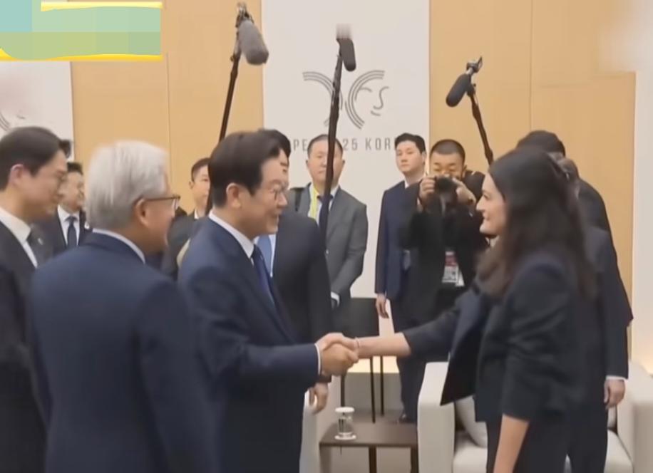 李在明见到黄仁勋女儿一脸惊讶。李在明还说,你看起来很年轻,完全不像有女儿的人。黄