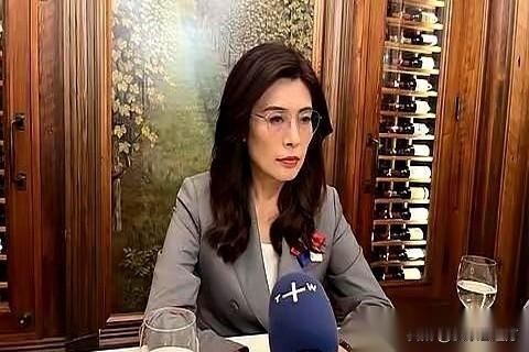 镁光灯狂闪，几十支话筒如夺命连环镖死死抵住下巴。这修罗场换谁都得腿软，所有人都在