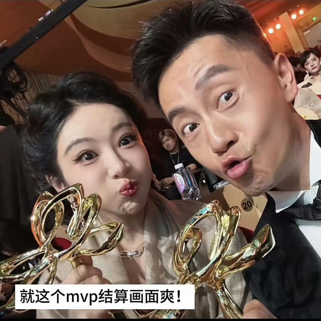 白玉兰影后杨紫也是凭借实力，很重要的第一次，杨紫自己的人缘很好！看着关系都很不