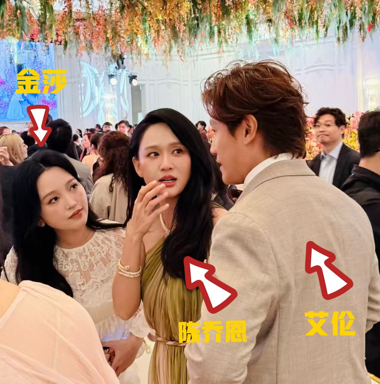 陈乔恩带着老公艾伦出现在奚梦瑶澳门答谢宴上，灰绿色单肩长裙，和金莎站一起聊天！6月法国婚礼她没去，当