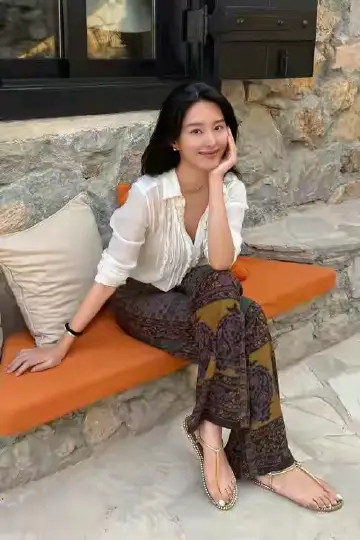 和刘亦菲干爹分手后，转身嫁入福建顶级豪门，如今被丈夫宠成宝