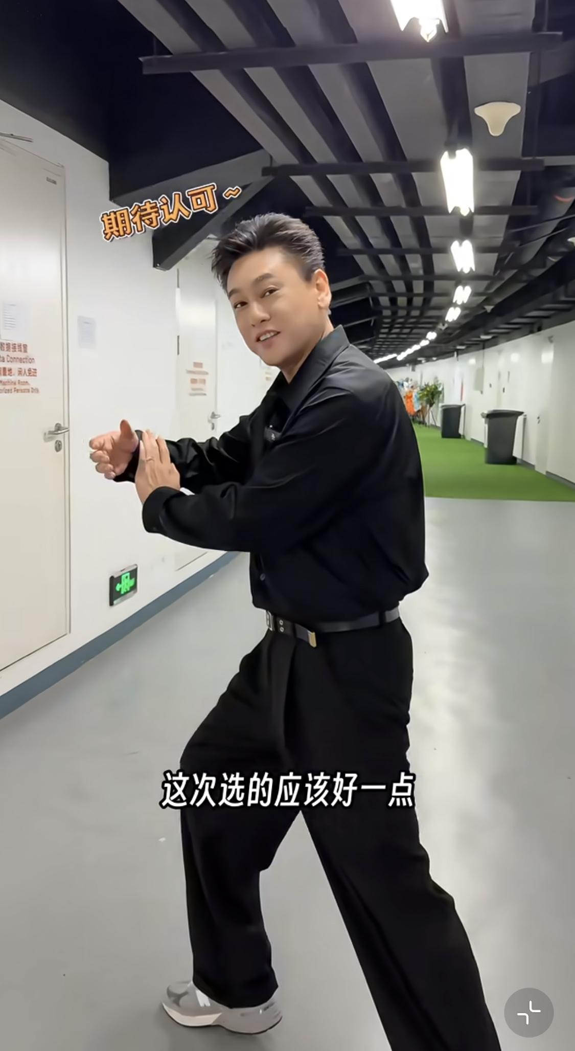 朱孝天候场间隙打太极，静心凝神待登场。状态逐渐回归的朱孝天，舞台感觉越来越好