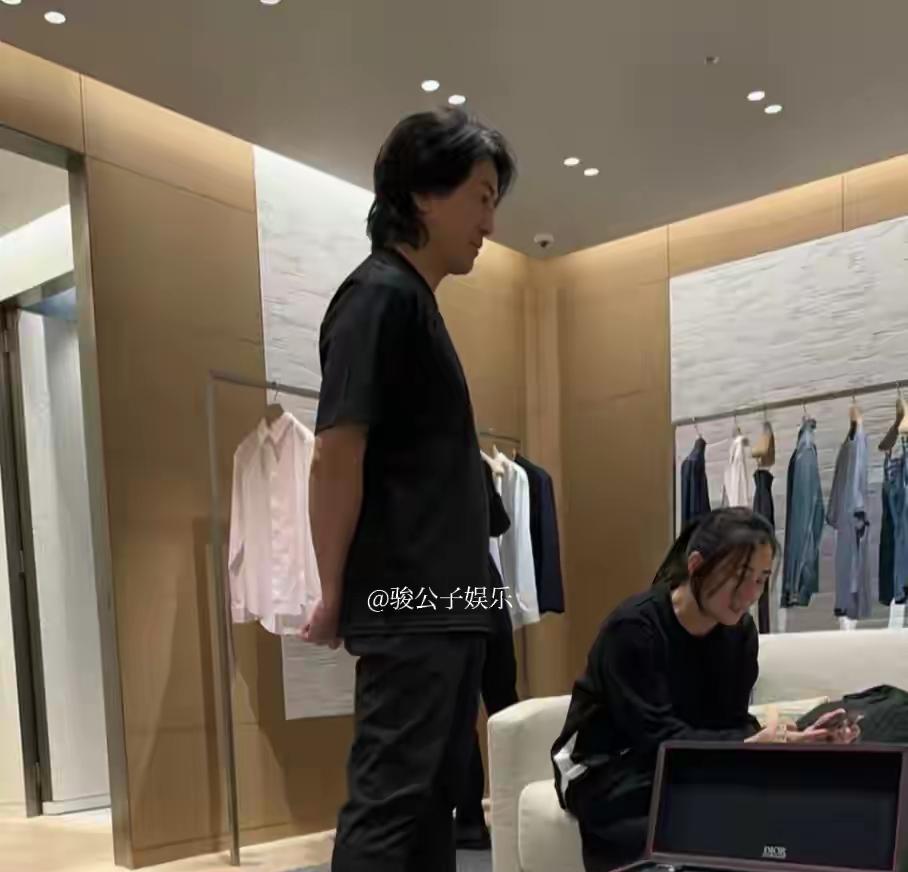 近日，有网友在日本某商场偶遇郑伊健夫妇，郑伊健一身黑衣搭配黑色板鞋，标志性的中分