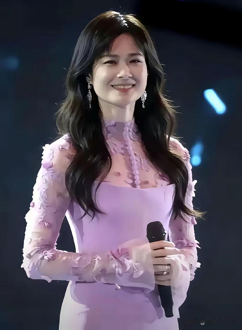 李宇春特像李大姐李宇春长发一下子老了，像李大姐。看惯了李宇春中性打扮，