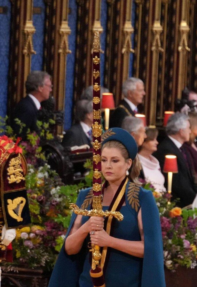 12月9日，查尔斯国王在温莎城堡举行授勋仪式，向加冕礼上手持国剑的前枢密院议长P