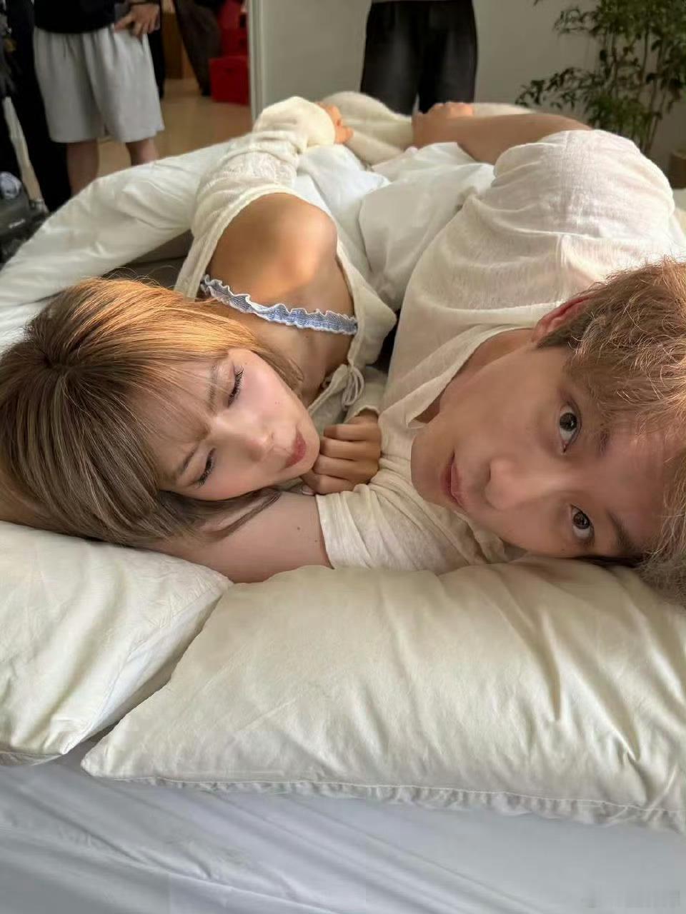 Lisa坂口健太郎合照引争议一张花絮照把你们吓得​​​