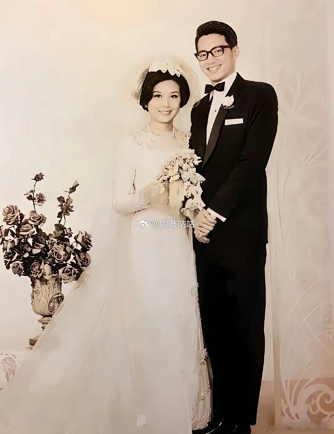 何润东和他爸爸年轻时长得一模一样的