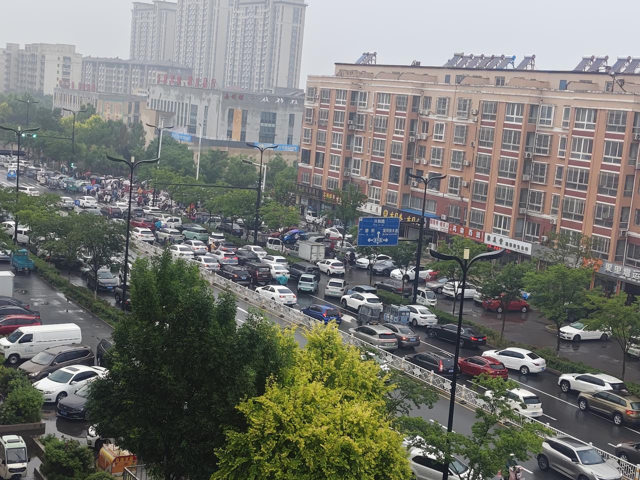 我原同事的老公是开出租车的，她给我说过这么一个事。每隔半个月，住在我们隔壁小