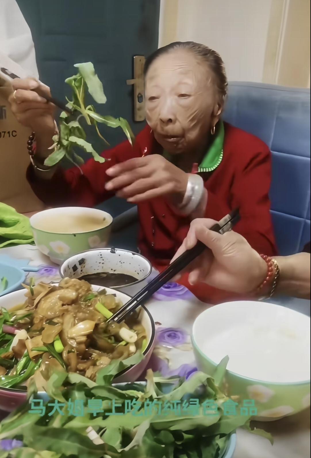 88岁的马玉琴为啥长寿呢？不得不佩服她的日常生活！看人家，大早晨的喝稀饭，吃野菜