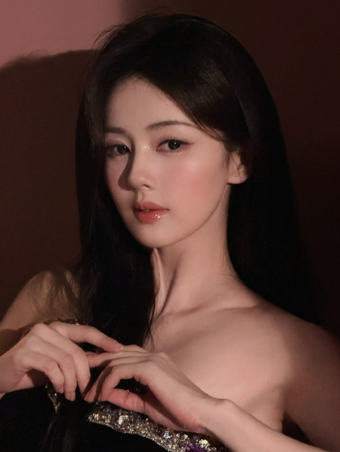 这张真的绝了，亚飞又会化妆又会摄影的。白鹿真的太美啦啊啊啊啊啊啊美的精致