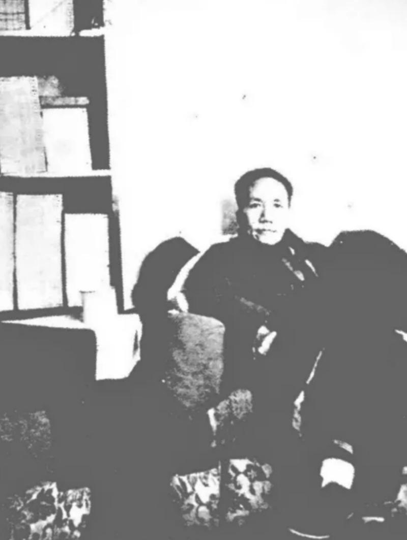 1941年，几个日本兵踢开一户人家的门，谁知，一位老人用日语破口大骂，日军领队看