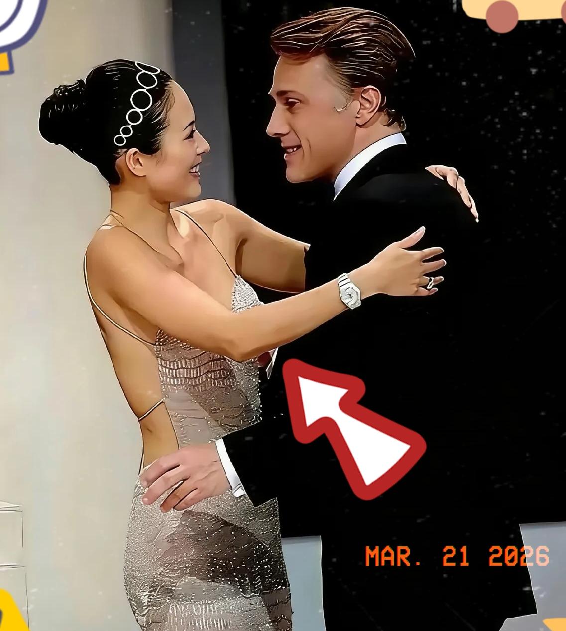 真正的绅士从来都藏在细节里！章子怡身着精致晚礼服亮相！在灯光下优雅又迷人！她