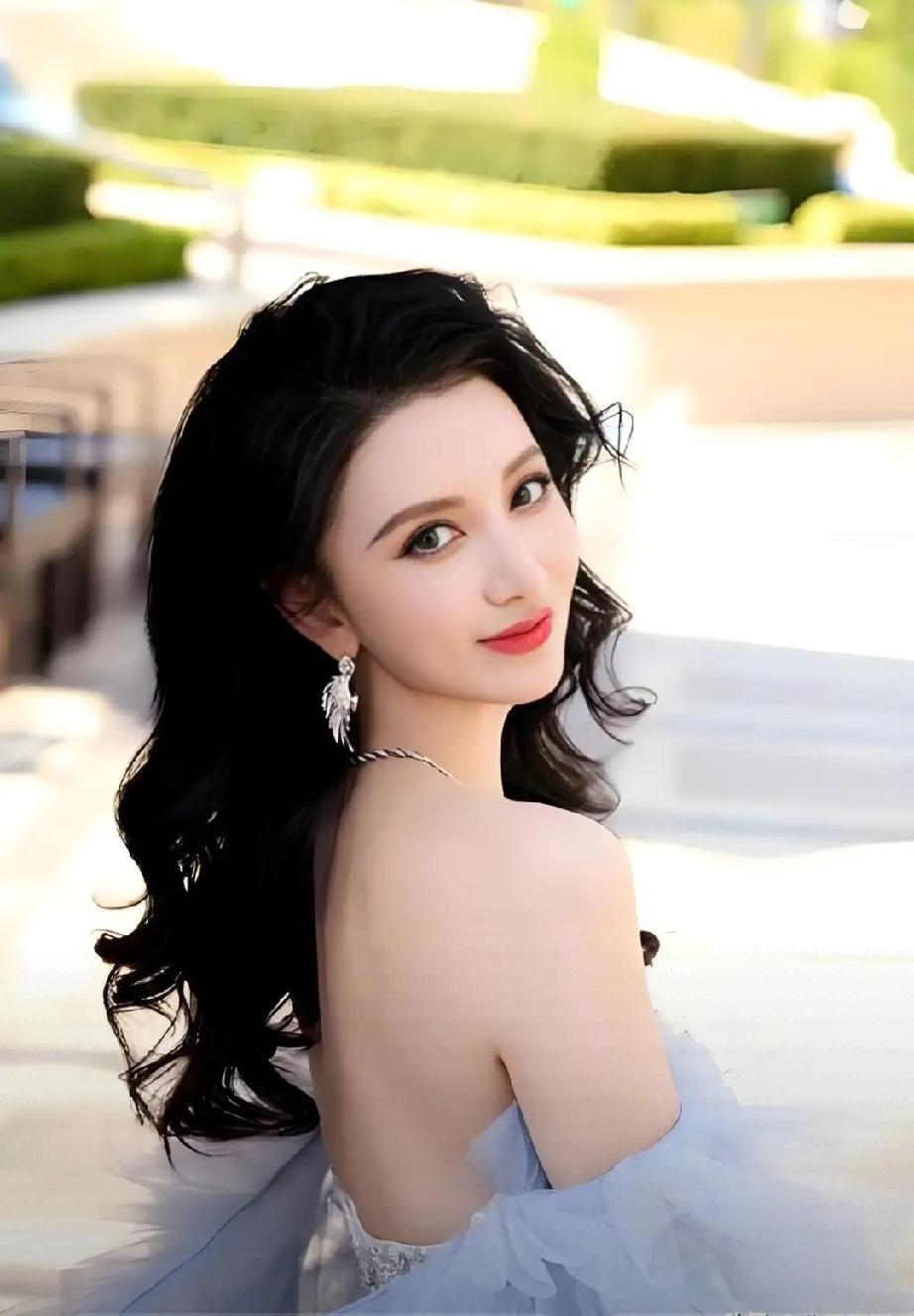 45岁张萌生活现状曝光！嫁豪门老板儿女双全，婚后多年被宠成少女