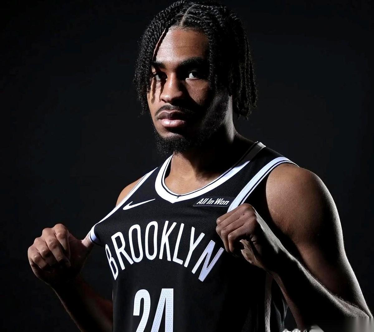 讲个笑话吧。一个年轻人，拼了老命砍下40分……然后，球队输了。卡梅伦-托马