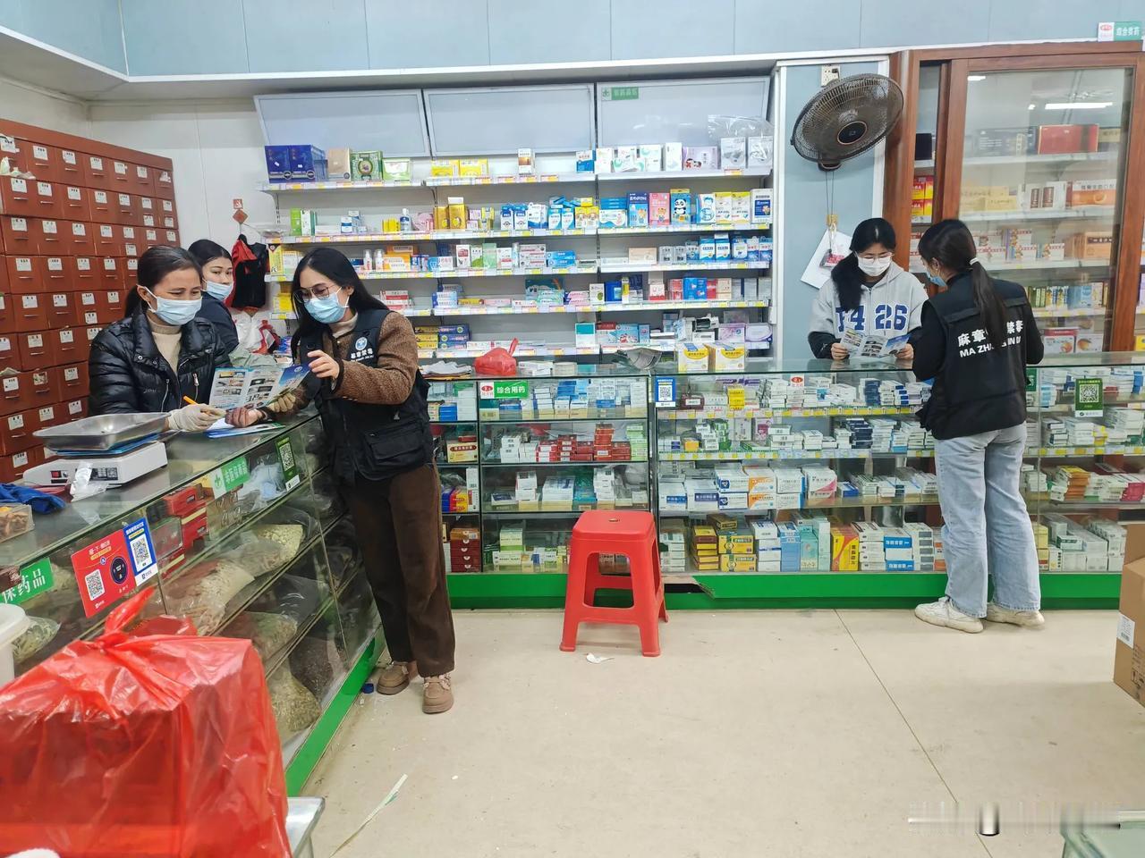 社会怪象：大量商铺倒闭，满大街都是餐饮店、房产中介和药房走在如今的大街小巷