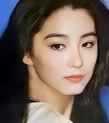 林青霞的两个女儿，不少网友都说没遗传到林青霞那双美目。实际上，我们仔细端详，会发