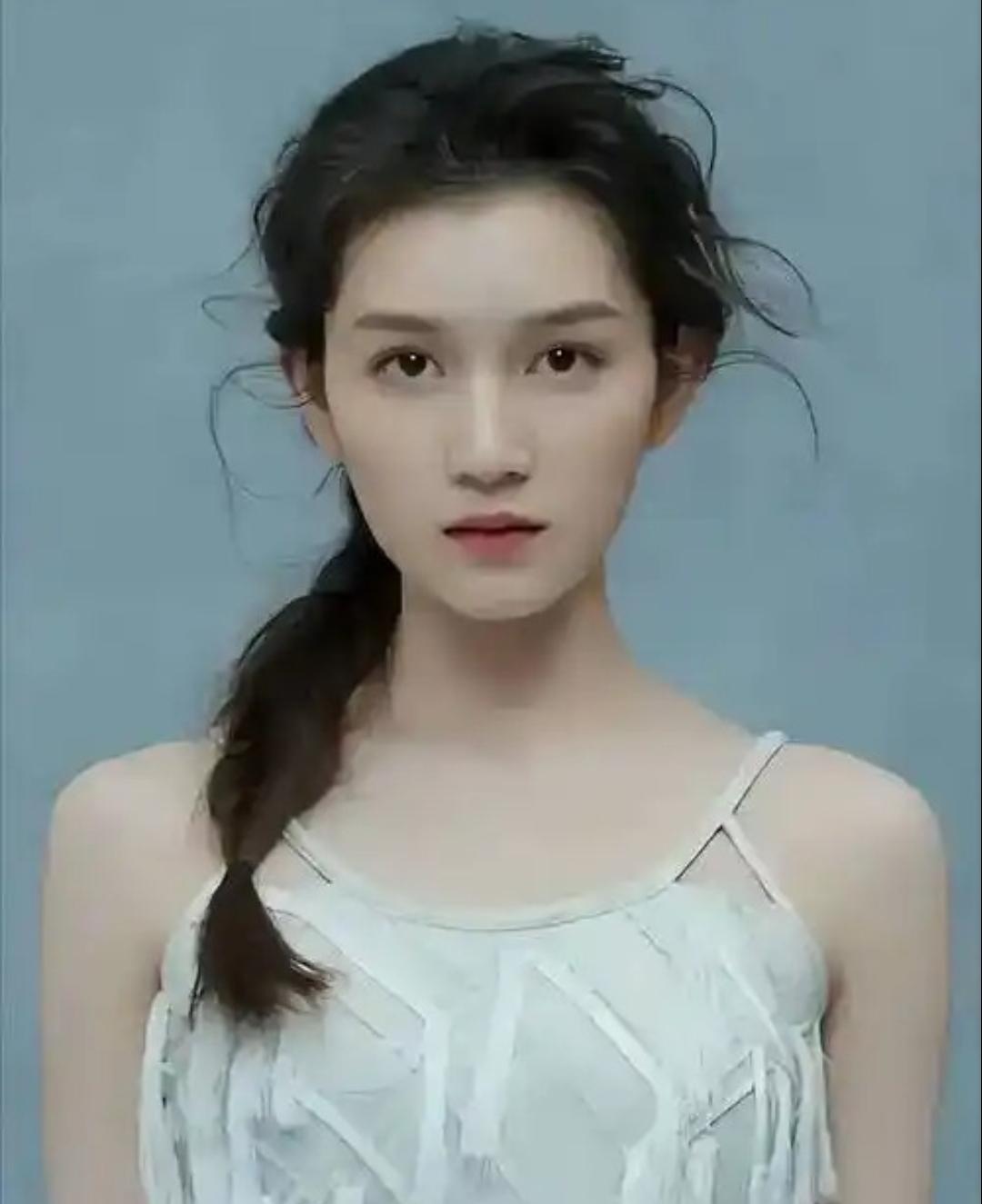 恋情出现风波？阮巨深夜和陌生男子一同回家8月10日八卦媒体拍到一则花絮，陈