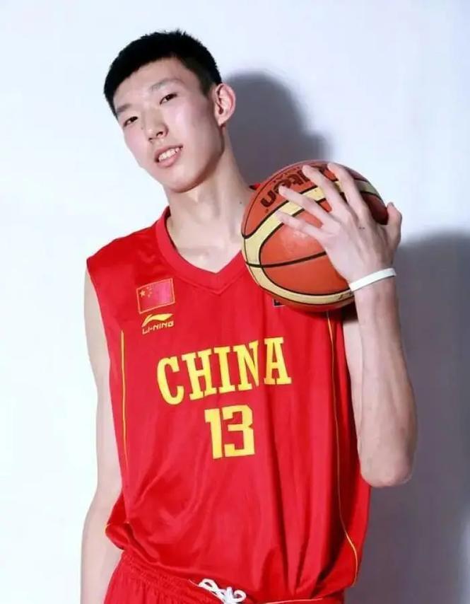 不仅是尴尬吧、失去的是机会，是位置，更可能是被甩下车的那个人！其实，中国男篮的