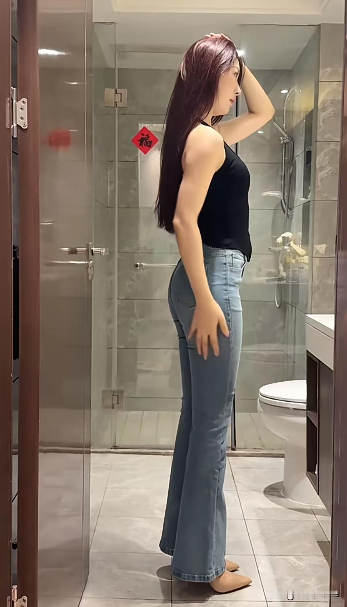 黑背心裹出利落线条，喇叭牛仔衬得身形刚好，连浴室里的“福”字都沾了点随性的好看~