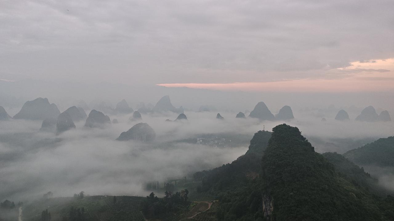 云雾缭绕的山峦仙境美景分享大美阳朔.打卡馒头寨赏漓江千里江山晨曦云海。（2026