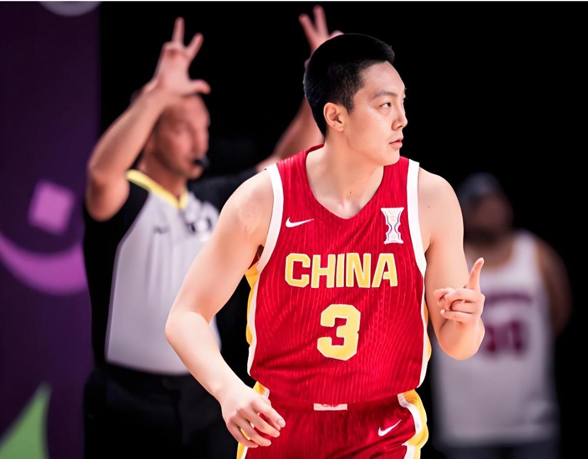 4中0，8中0！郭士强带上了状态最差的胡明轩，球迷：不带徐杰是一个大败笔。中国