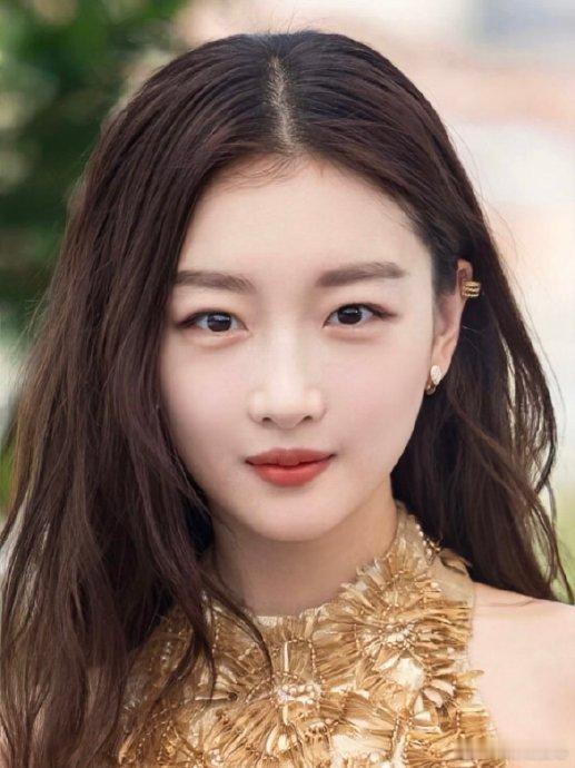 周冬雨眼睛变大的原因在娱乐圈里，周冬雨一直是个独特的存在。她灵动俏皮，演技更是可