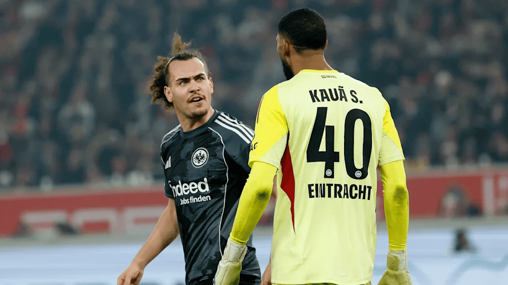 法兰克福门将昨晚扑救脱手, 球队后卫+门将教练直接当场斥责