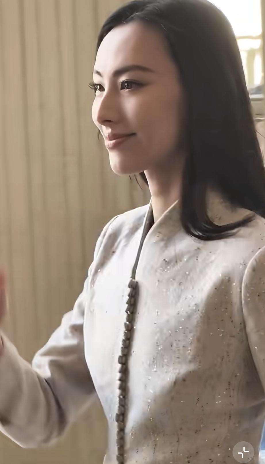 7月6日，梁洛施在巴黎参加迪奥大秀，穿一身白色的迪奥高定，顶级的骨相再次被世人赞