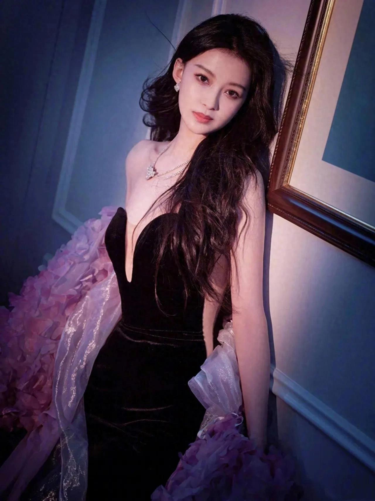 孙怡穿一袭深V裙，美背白皙细腻，身段婀娜迷人