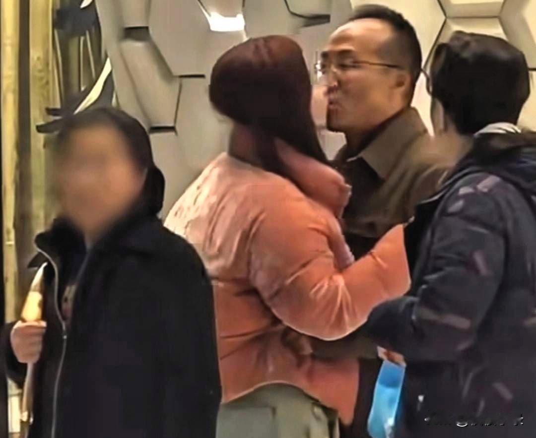 演员张萌和大6岁的富豪老公商场秀恩爱，两个人真是天作之合、天生一对，女的年轻漂亮