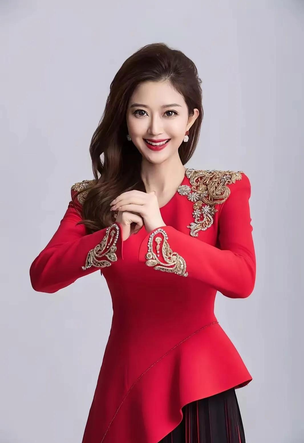 刘心悦这一身红，直接把新年氛围感拉满！🔥正红收腰上衣+黑金百褶裙，金绣细