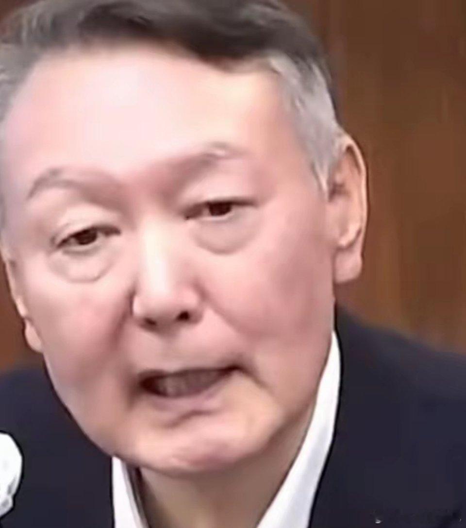 阶下囚尹锡悦庭审失态：纠结称呼暴露体面幻象在庭审现场，韩国前总统尹锡悦突然情绪