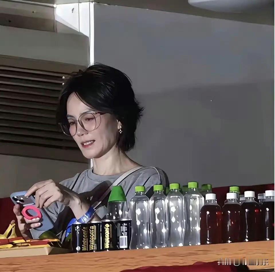 王菲在镜头前把矿泉水瓶标签撕了，撕得干干净净，才往嘴边送那瓶水没赞助，她不撕，