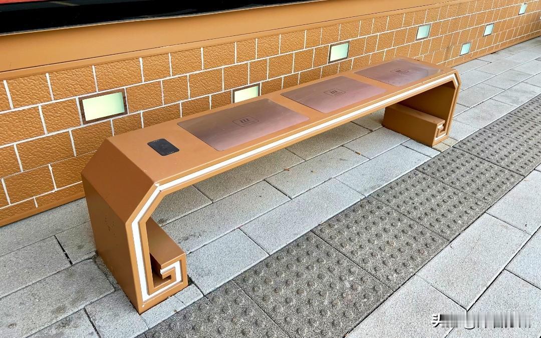 苏州部分公交站台提供“热板凳”天气逐渐转凉，对于怕冷的宝宝来说，在风中等