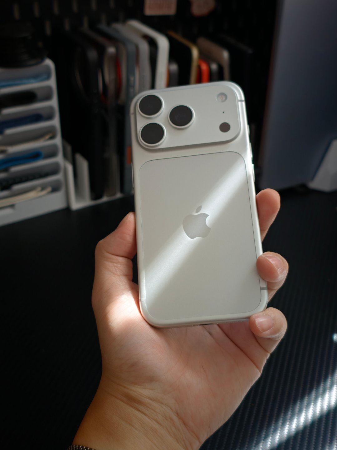 今天同事问我咋没换iPhone18Pro，不像我。(因为在他们印象中我经常换各种手机。)我说我早换了