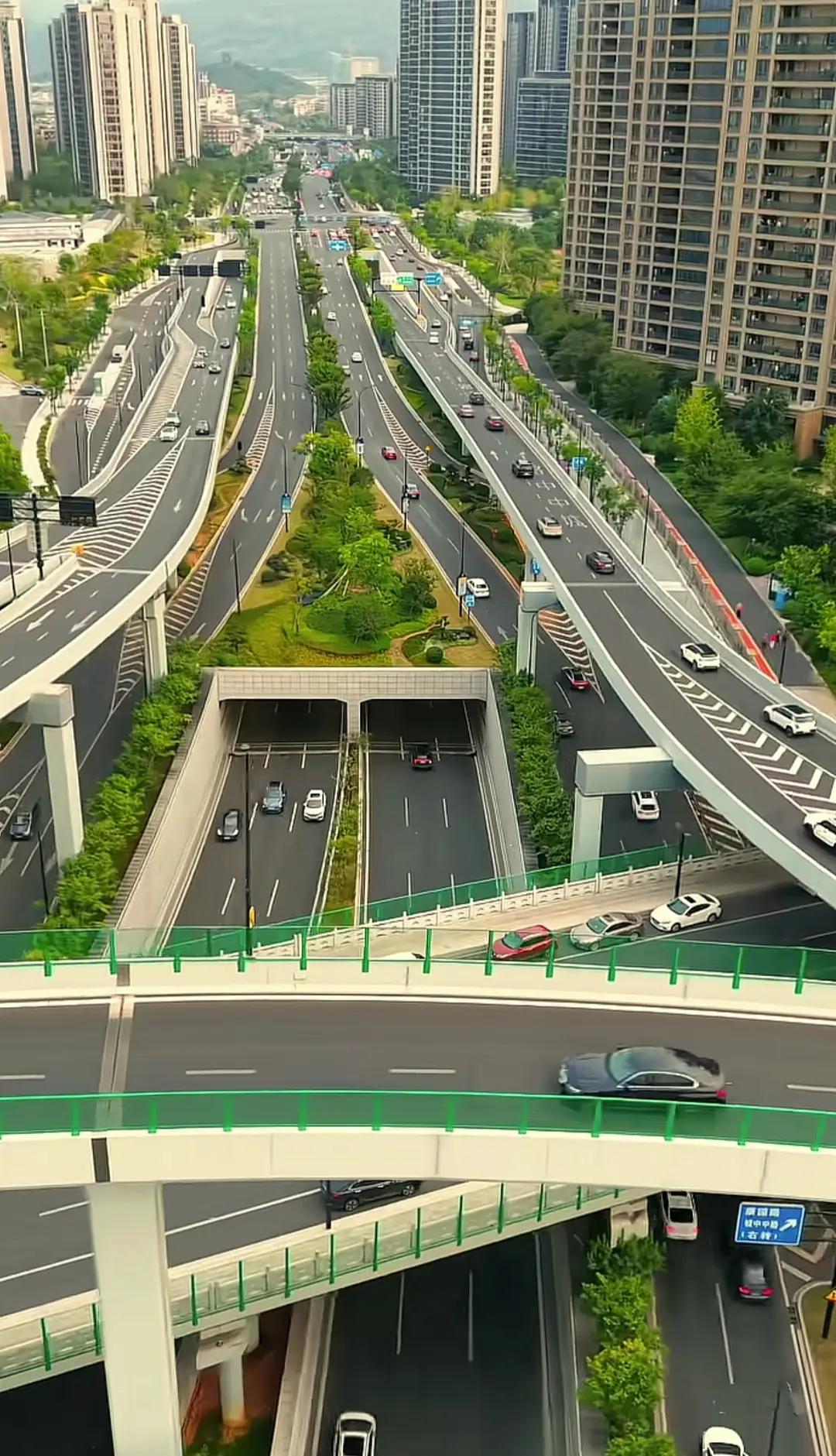 义乌的交通都这样了，你让好多中西部的好多地级市，省会城市道路情何以堪啊！而且义乌