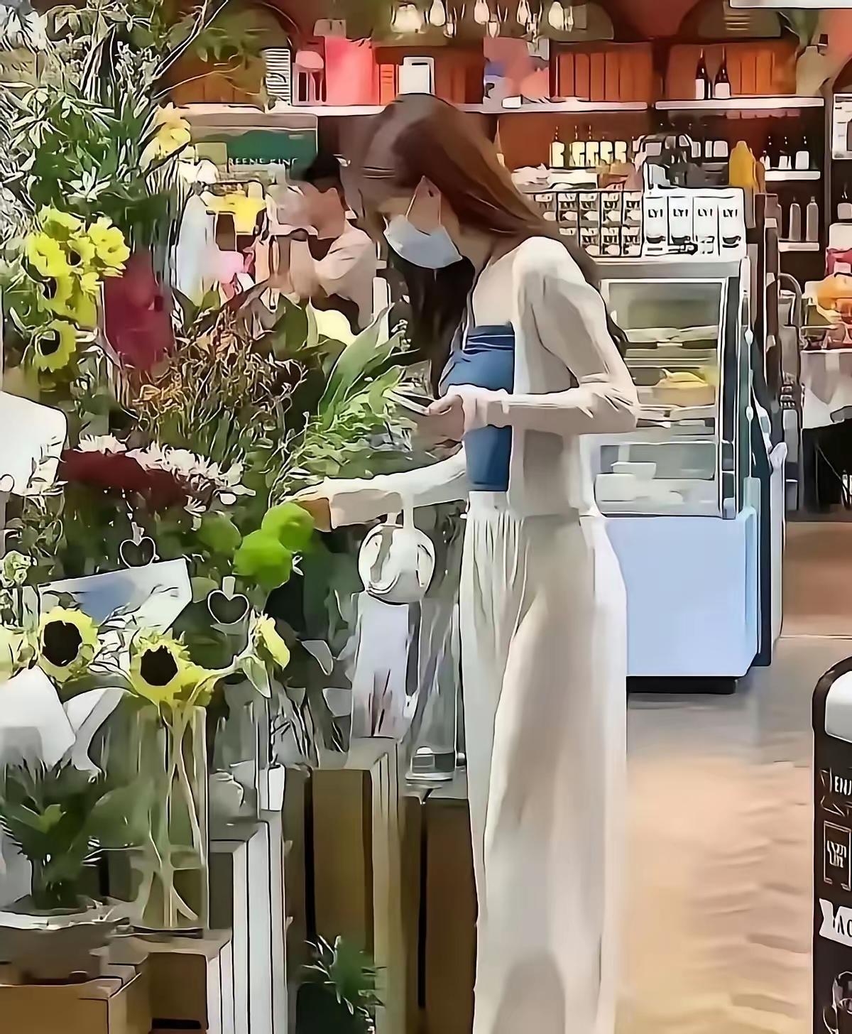 逛街时看到女生穿透光裤子却浑然不知，路人都默默躲开不敢提醒，这场景真让人无奈。大