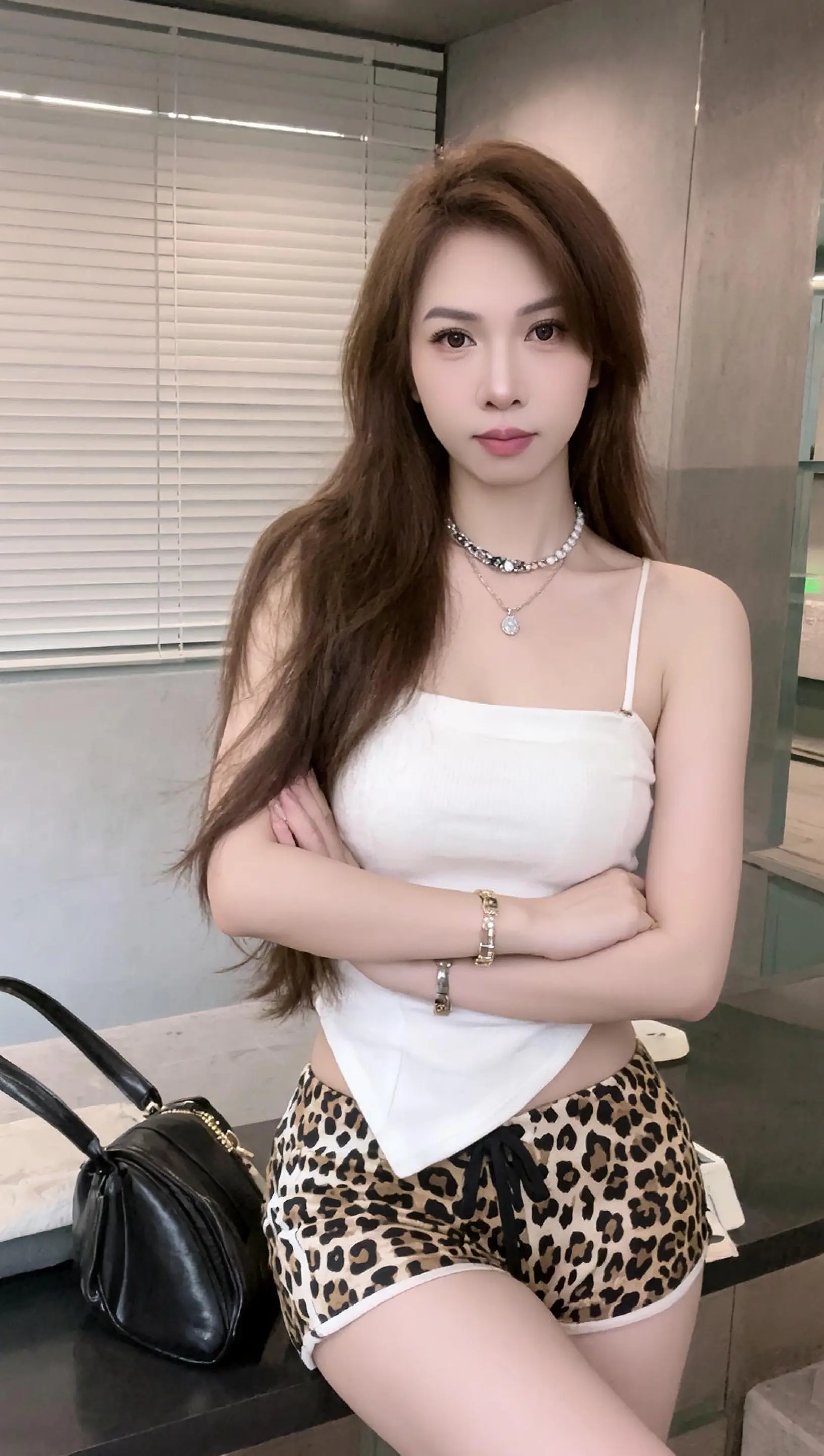 简约气质穿搭 性感豹纹短裤 夏日辣妹时尚穿搭 夏日辣妹穿搭出击