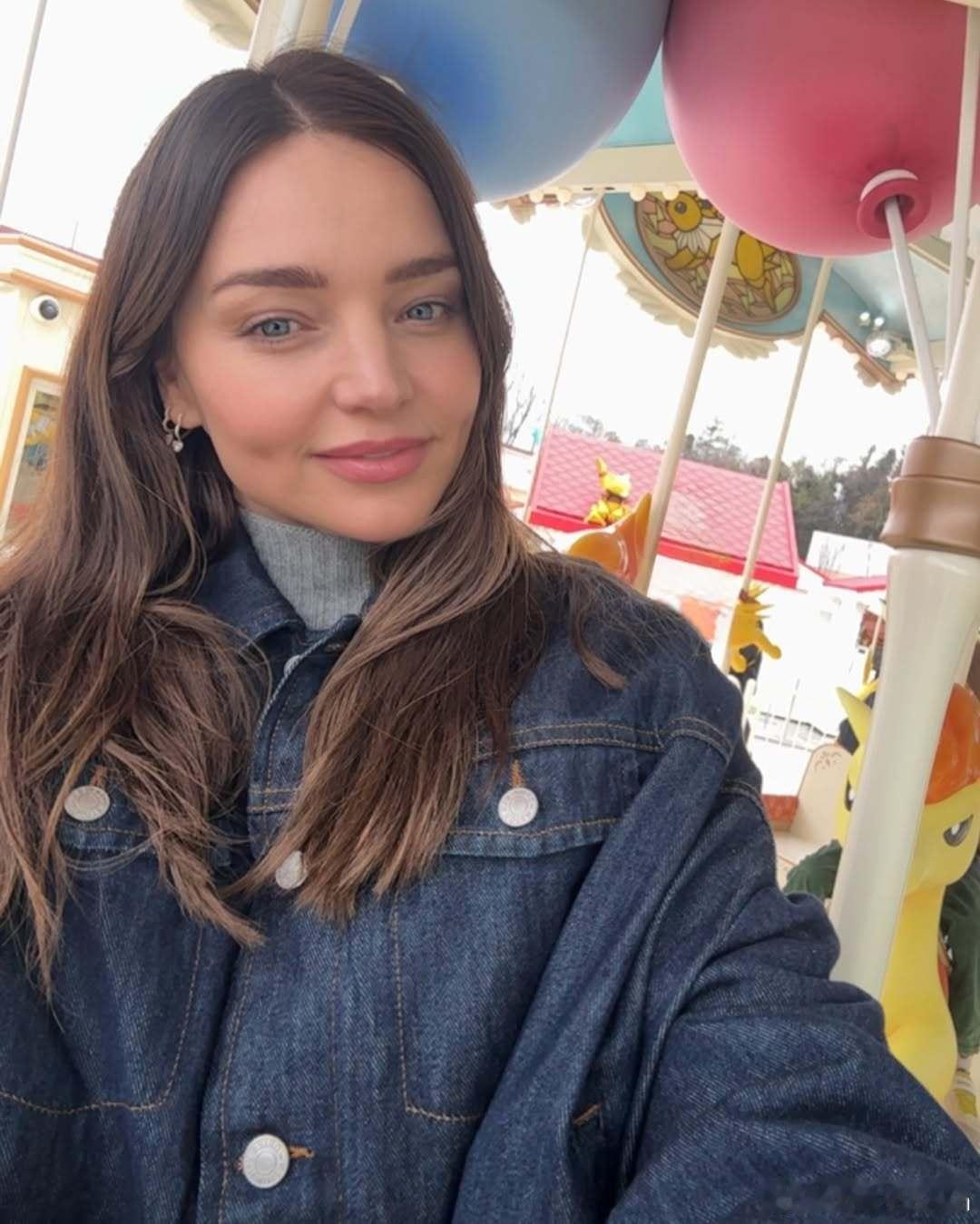 MirandaKerr米兰达可儿分享和家人一起旅行的私照，分别去了不丹和东迪