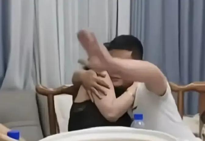 长沙同学聚会上，一男一女当众亲得难舍难分，视频一传开，两边家庭直接炸锅。男的老