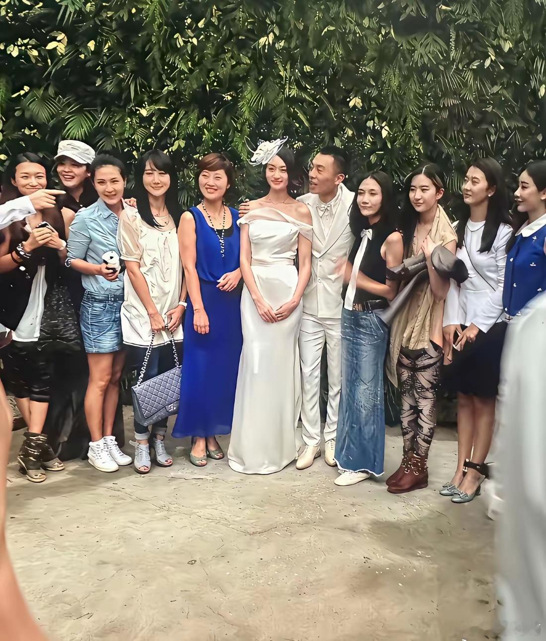 刘亦菲不愧被称为天仙，在一众美女的合照里，即使穿最难看的衣服，照样凭借美貌成为最