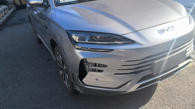 新车还没上牌晚上下班后车子提示异常下车后发现被撞了一个窟窿了😱还是监控盲区