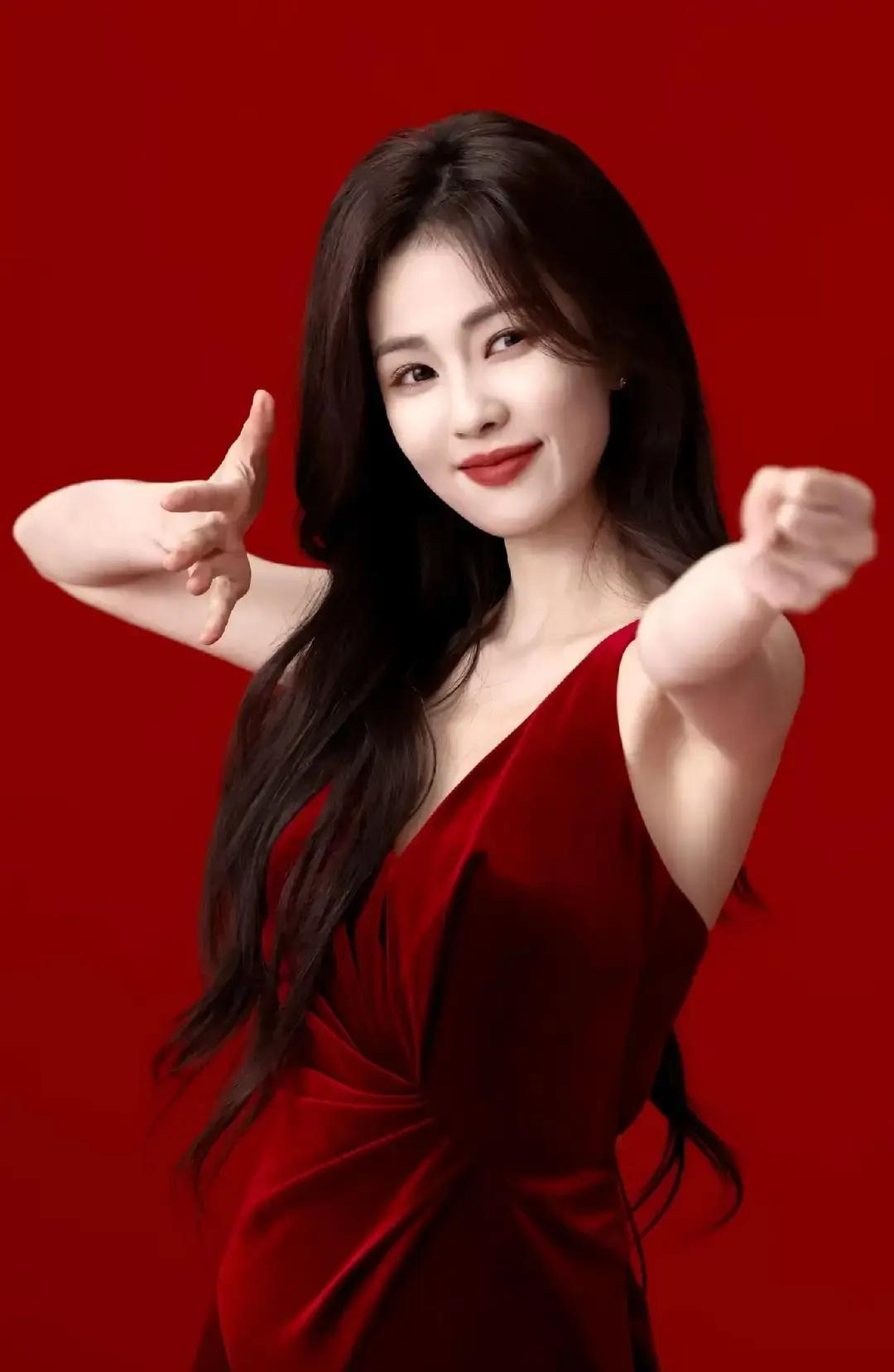 刷到有人传白鹿春节发了49999红包，我直接笑了。微信红包上限200块，49