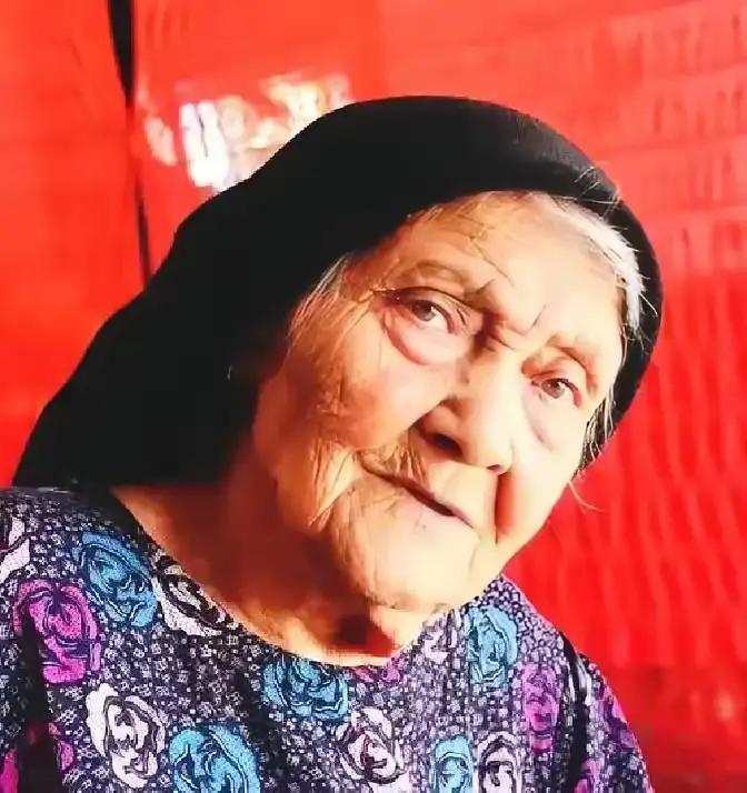 全球最长寿的老人新疆的阿丽米罕·色依提，她出生于1886年6月25日，于20