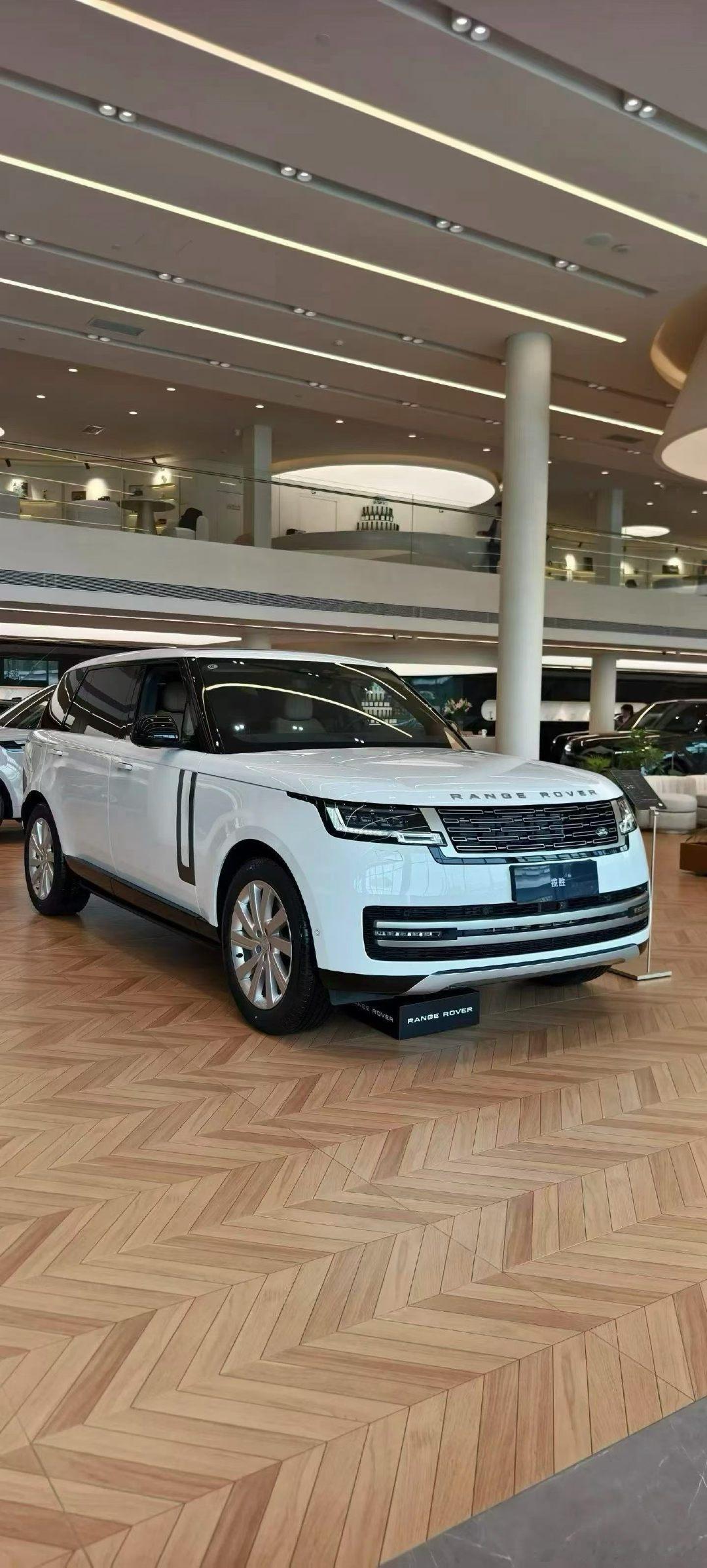 路虎揽胜145.2万白琥珀​