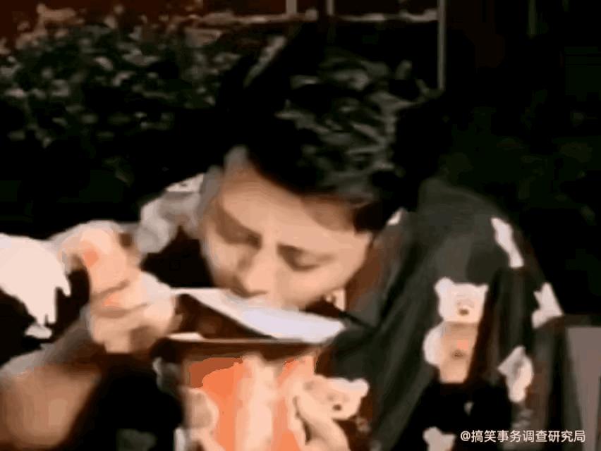 小王同学正埋头嗦泡面，莉莉安突然把整瓶可乐倒进桶里，他一秒没犹豫，抓起滚烫的面条