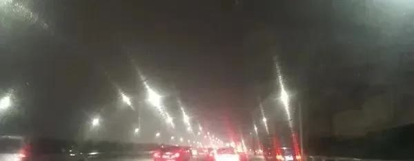 昨晚高速返程赶上暴雨，雨大得根本看不清路，结果路上清一色车全闪着双跳灯。我问副驾