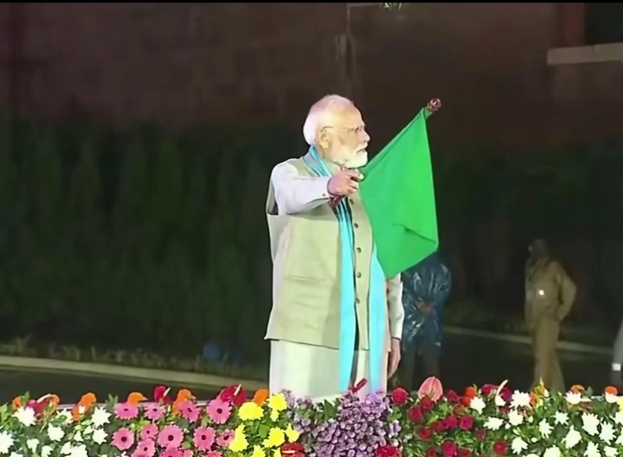 最近莫迪佛系了，不去联合国，不往东盟峰会，拿着小绿旗，在家指挥公交车？看来，莫哥